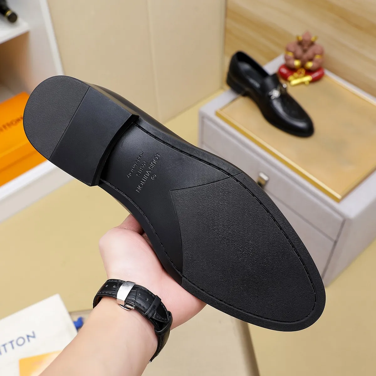 Men's Men's Shoes 💰420 💰[Louis Vuitton] LV high-end business formal leather shoes! ! Luxurious and elegant style, equal emphasis on practicality and style, professional focus on details and quality, counter original 1⃣️: 1⃣️ super accurate reproduction👍🏻! Material: The upper is made of imported original soft 🐂cowhide ➕imported first-layer sheepskin lining. Original anti-slip and wear-resistant outsole! Code number: 39--45, (38.46 custom-made) Large quantities in stock!